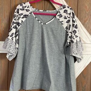 Pretty v-neck top. Gray w/print on sleeves.Size XXL. P2P 24.5 lgth 26